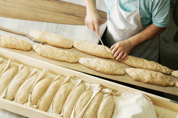 baker baking bread - Кисло-сладкие хлебцы