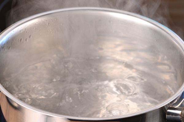 boiling water in a pan on a hot electric stove 1 - Рижский хлеб