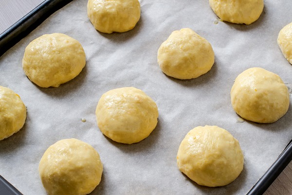 buns of yeast dough on baking sheet before baking - Рогалики по ГОСТу