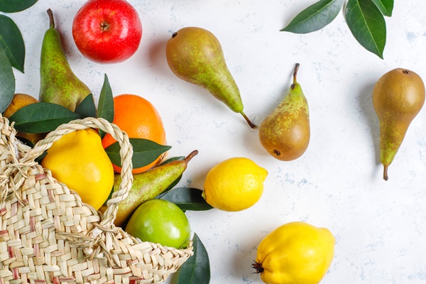 fresh organic farm fruits pears quince top view - Пирамида питания