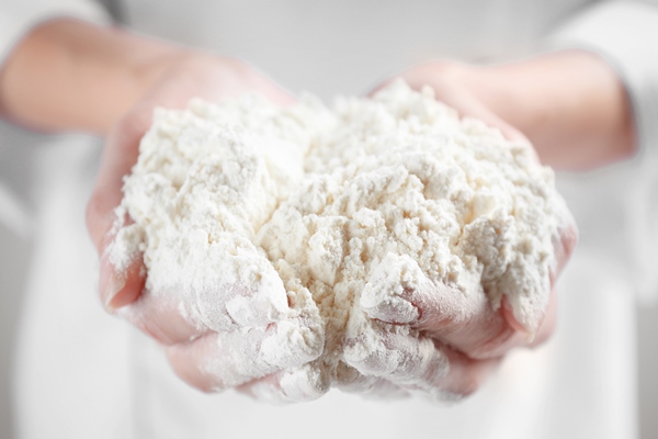 hands holding white wheat flour - Кисло-сладкие хлебцы