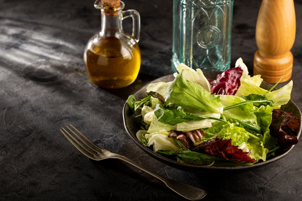 lettuce salad mix in bowl - Средиземноморская диета