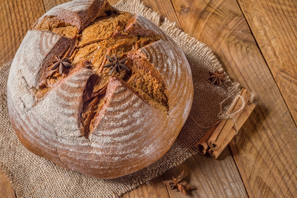 rye bread next to the sticks of cinnamon and star anise - Морской хлеб с изюмом и цукатами