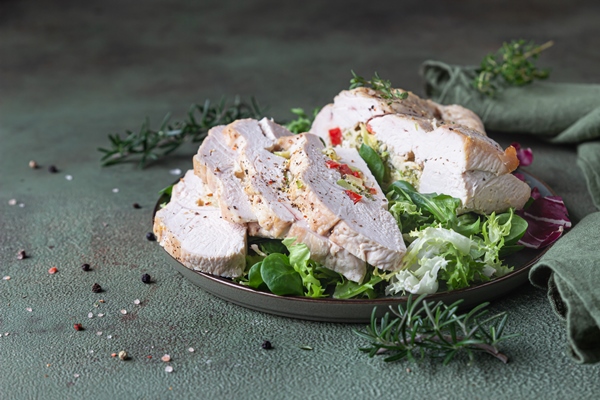 turkey breast stuffed with vegetables and cheese served with green mix salad and aromatic herbs - Средиземноморская диета