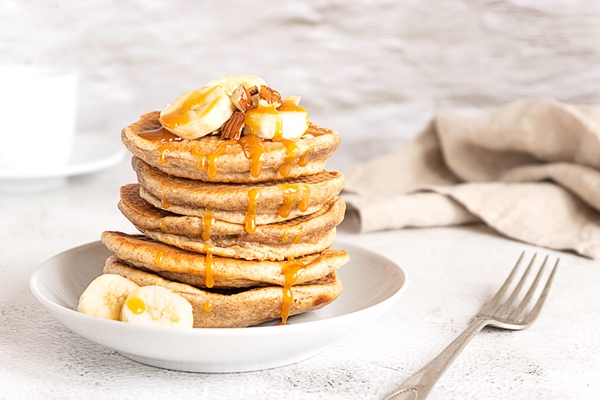 wholegrain pancakes with banana and caramel sauce delicious breakfast - Средиземноморская диета