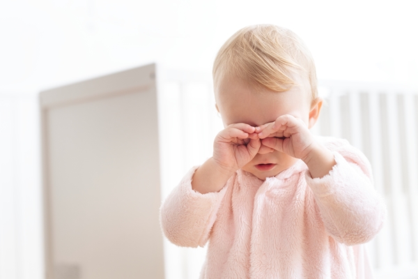 baby girl crying and rubbing her eyes - Углеводная питательность рациона