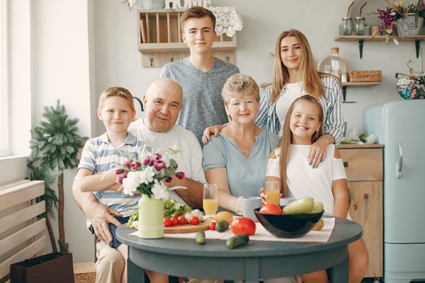 beautiful big family prepare food in a kitchen - Бородинский хлеб: история и современность