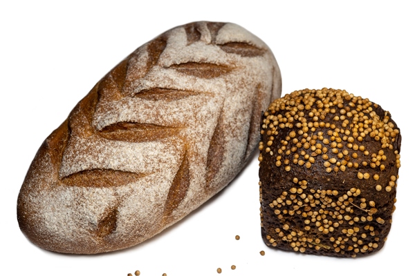 black bread and borodino bread sprinkled with coriander flour products - Бородинский хлеб: история и современность