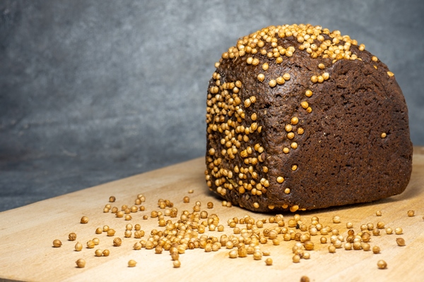 black bread sprinkled with coriander borodino bread flour product - Бородинский хлеб: история и современность
