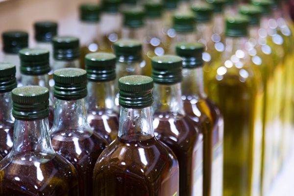 bottles of olive oil - Оливковое масло