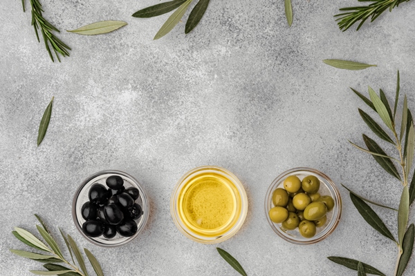 bowls with black and green olives and olive oil on gray background - Оливки и маслины: в чём разница