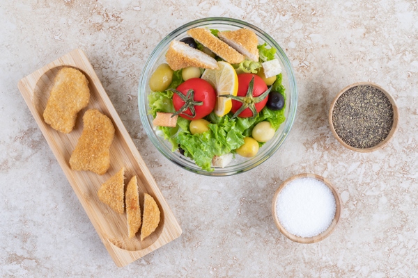 caesar salad with herbs vegetables and chicken nuggets - Углеводная питательность рациона
