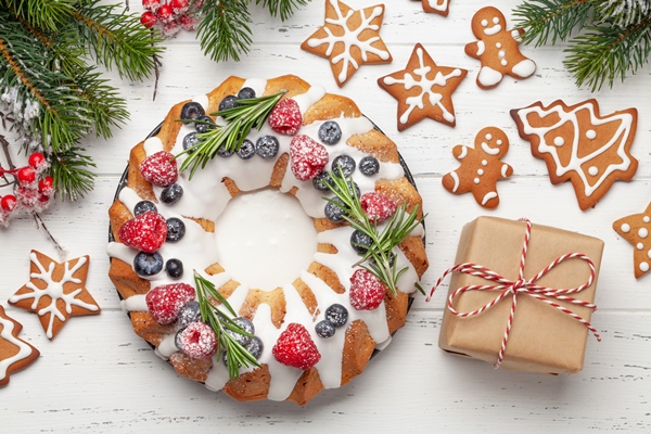 christmas cake with berries and gingerbread cookies - Святочные кулинарные традиции. Гусь с яблоками