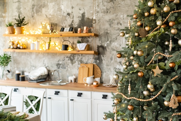 christmas lights hanging in a tree - Святочные кулинарные традиции. Гусь с яблоками