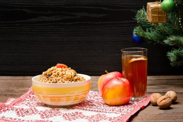 christmas tree apples walnuts glass of compote 134398 1096 - Традиционные напитки сочельника: узвар, плодово-ягодный кисель