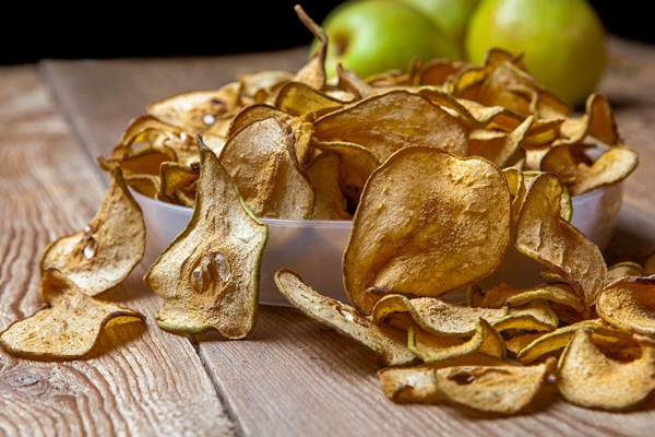 close up dried pears in plate and fresh pears on wooden table - Традиционные напитки сочельника: узвар, плодово-ягодный кисель