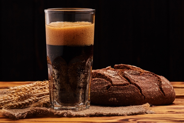 cold dark bread kvass traditional russian drink - Бородинский хлеб: история и современность
