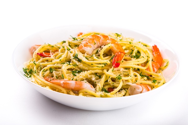 delicious pasta with sauce isolated on white - Углеводная питательность рациона