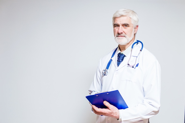 doctor standing with a folder and a stethoscope - Углеводная питательность рациона