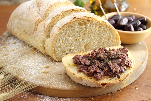 fresh bread with olive tapenade - Использование оливок в кулинарии