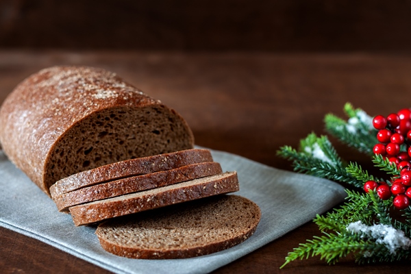 freshly baked homemade bread is on the table - Бородинский хлеб: история и современность