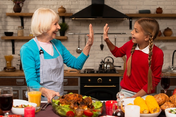grandmother and granddaughter playing in the kitchen - Святочные кулинарные традиции. Гусь с яблоками