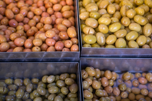 green olives as health food homemade marinade with herbs - Использование оливок в кулинарии