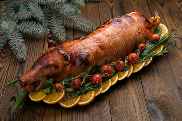 grilled dairy pig on a wooden table christmas dinner - Святочные кулинарные традиции. Гусь с яблоками