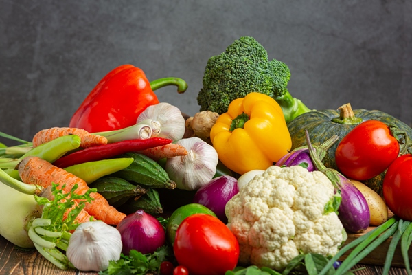 healthy vegetables on wooden table - Углеводная питательность рациона