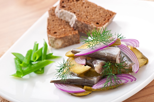 herring salad with pickled cucumbers and onions - Бородинский хлеб: история и современность