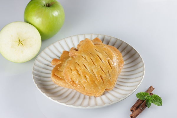 homemade apple pie shape like apple - Кулинарные традиции Крещенского сочельника. Постный сочень