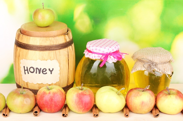 honey and apples with cinnamon on wooden table on natural background - Углеводная питательность рациона