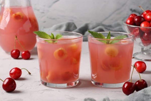 kissel with sweet cherries in two glasses and jug on light gray surface 130716 2701 - Традиционные напитки сочельника: узвар, плодово-ягодный кисель
