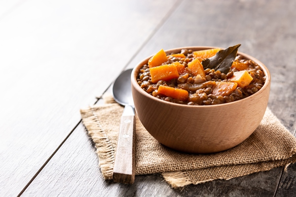 lentil stew ragout with pumpkin and carrot in bowl on wooden table - Углеводная питательность рациона