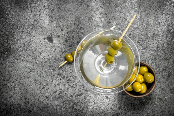 martini with olives on a rustic background - Использование оливок в кулинарии