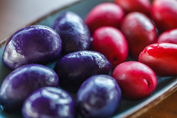 olives colored purple and pink selective focus - Польза и вред оливок