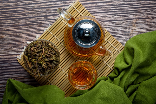 oolong green tea in a teapot and bowl - Продукты против вирусов