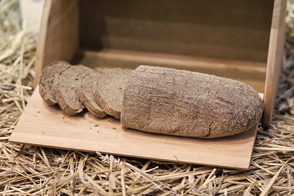 rye bread in wood bin on straw - Бородинский хлеб: история и современность