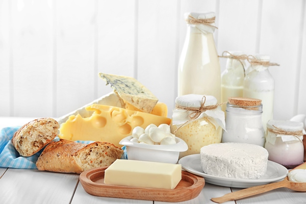 set of fresh dairy products on white wooden table - Углеводная питательность рациона