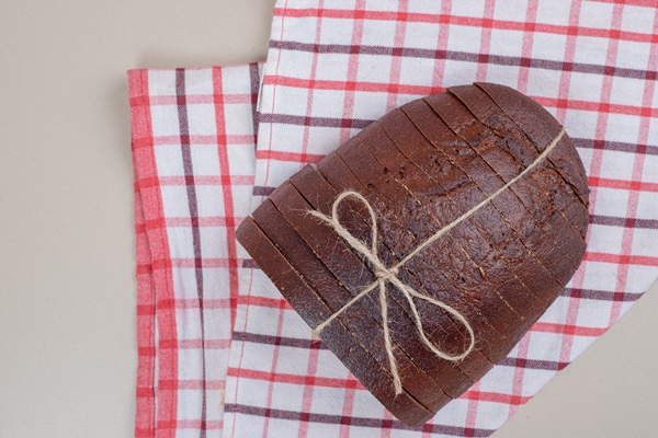 sliced fresh brown bread in rope on tablecloth - Бородинский хлеб: история и современность