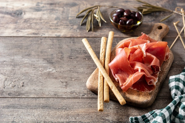 spanish serrano ham with olives and breadstick - Использование оливок в кулинарии