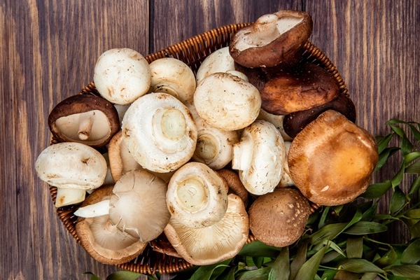 top view of fresh mushrooms in a wicker basket on rustic wood - Углеводная питательность рациона
