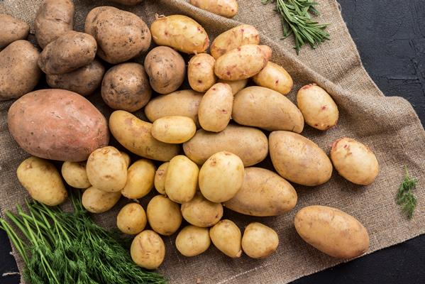 top view raw potatoes on table - Углеводная питательность рациона