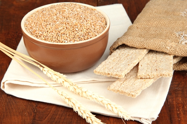 wheat bran on the table - Углеводная питательность рациона