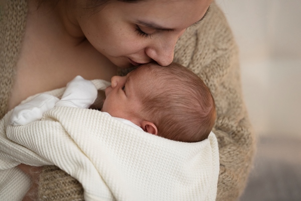 woman spending time with child after breast feeding - Углеводная питательность рациона