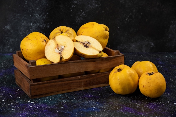 wooden box of fresh ripe quinces on dark table - Углеводная питательность рациона