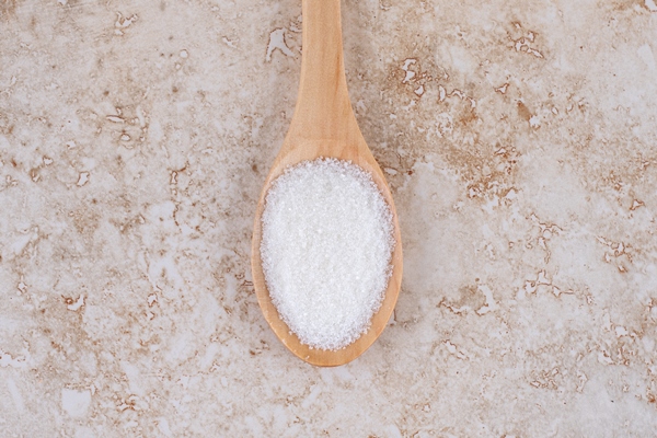 a brown plate of flour and a wooden spoon of sugar - Тесто на кефире для пельменей и вареников
