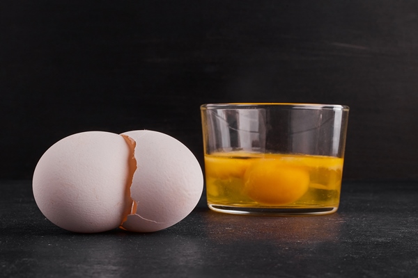 eggshells and yolk inside a cup - Тесто на кефире для пельменей и вареников