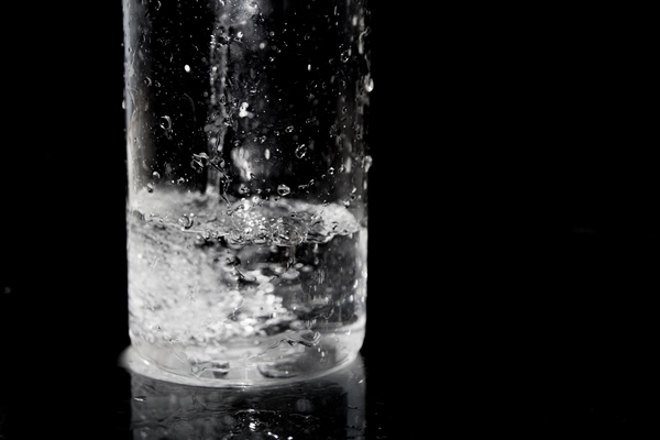 splash of water on black stylish water splash isolated on black background bubbles in the glass - Домашние пельмени из заварного теста