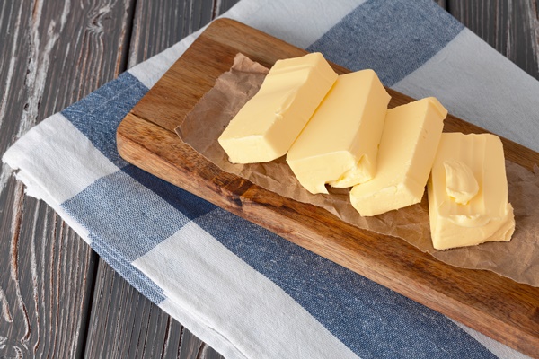 wooden board with butter on blue checkered napkin - Домашние пельмени из заварного теста